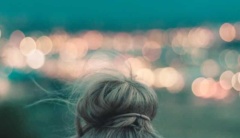 Vrouw met haar in een opgestoken knot