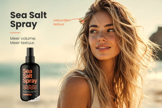 IMPERIO Sea Salt Spray van 250 ml op het strand, naast een vrouw met blond haar vol textuur en beach waves